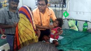 Doctors treat children after they found a symptom of Acute Encephalitis syndrome in Muzzafarpur on Wednesday, June 12, 2019.((ANI Photo)) Doctors treat children after they found a symptom of Acute Encephalitis syndrome in Muzzafarpur on Wednesday, June 12, 2019.((ANI Photo))