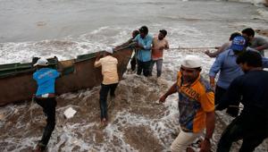 Fishermen move a fishing boat to a safer place along the shore ahead of the expected landfall of Cyclone Vayu at Veraval, India, June 12, 2019.(REUTERS PHOTO) Fishermen move a fishing boat to a safer place along the shore ahead of the expected landfall of Cyclone Vayu at Veraval, India, June 12, 2019.(REUTERS PHOTO)