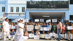 Doctors and Nurses from SSKM continue their sit in demonstration in front of Academic Building in SSKM Hospital in Kolkata. (Samir Jana/HT photo) Doctors and Nurses from SSKM continue their sit in demonstration in front of Academic Building in SSKM Hospital in Kolkata. (Samir Jana/HT photo)