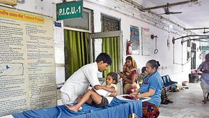 A child being treated for encephalitis at Sri Krishna Medical College and Hospital (SKMCH) in Muzaffarpur on Thursday. (Parwaz Khan /HT) A child being treated for encephalitis at Sri Krishna Medical College and Hospital (SKMCH) in Muzaffarpur on Thursday. (Parwaz Khan /HT)