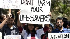 Doctors during a protest outside Mumbai’s Sion hospital demanding more security.(FOR REPRESENTATION/ HT FILE) Doctors during a protest outside Mumbai’s Sion hospital demanding more security.(FOR REPRESENTATION/ HT FILE)