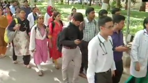 Doctors at Hyderabad’s Nizam’s Institute of Medical Sciences hold protest march over violence against doctors at West Bengal’s NRS Medical College & Hospital, June 14, 2019.(ANI / Twitter) Doctors at Hyderabad’s Nizam’s Institute of Medical Sciences hold protest march over violence against doctors at West Bengal’s NRS Medical College & Hospital, June 14, 2019.(ANI / Twitter)