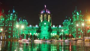 Train passengers arriving at the Chhatrapati Shivaji Maharaj Terminus (CSMT) may soon be able to take prepaid black-and-yellow taxis from the exit towards P D’Mello Road.((Photo by Bhushan Koyande/HT)) Train passengers arriving at the Chhatrapati Shivaji Maharaj Terminus (CSMT) may soon be able to take prepaid black-and-yellow taxis from the exit towards P D’Mello Road.((Photo by Bhushan Koyande/HT))