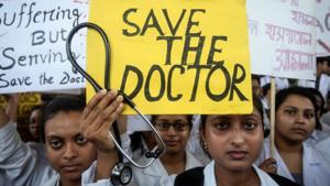The junior doctors have been agitating since Tuesday in West Bengal demanding security for themselves in government hospitals,after two of their colleagues were attacked and seriously injured.(Reuters File Photo)