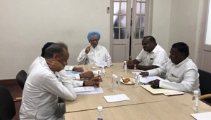 Former Prime Minister Manmohan Singh with chief ministers of states ruled by Congress and its allies at the party’s office on Saturday.(HT PHOTO) Former Prime Minister Manmohan Singh with chief ministers of states ruled by Congress and its allies at the party’s office on Saturday.(HT PHOTO)