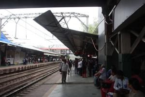 A section of Thane station’s platform number 2 with the roof missing, which leads to water gushing down during rain.(Praful Gangurde/ HT) A section of Thane station’s platform number 2 with the roof missing, which leads to water gushing down during rain.(Praful Gangurde/ HT)