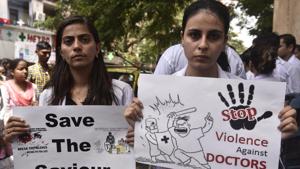 Resident doctors of JJ Hospital during their protest on Friday.(ANSHUMAN POYREKAR/HT PHOTO) Resident doctors of JJ Hospital during their protest on Friday.(ANSHUMAN POYREKAR/HT PHOTO)