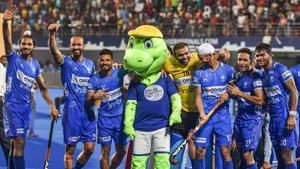 Indian hockey team celebrate with the mascot after winning FIH Men's Series Finals 2019.(PTI) Indian hockey team celebrate with the mascot after winning FIH Men's Series Finals 2019.(PTI)