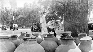 A man quenches his thirst from a pitcher by the roadside. Such pitchers were a common sight across Delhi until the 1990s.(Subhendu Ghosh/ HT Archives) A man quenches his thirst from a pitcher by the roadside. Such pitchers were a common sight across Delhi until the 1990s.(Subhendu Ghosh/ HT Archives)