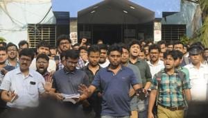 After General Body meeting, Junior Doctors representative are briefing on strike issue in front of Academic Building in NRS Hospital in Kolkata on Sunday, June 16, 2019.(Samir Jana/HT Photo) After General Body meeting, Junior Doctors representative are briefing on strike issue in front of Academic Building in NRS Hospital in Kolkata on Sunday, June 16, 2019.(Samir Jana/HT Photo)