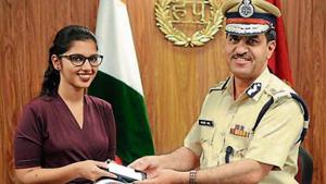 Muhammad Akil, commissioner of police, returns Anchal’s mobile phone on Monday. She had lost it four months ago near Sector 29 in Gurugram.(Parveen Kumar/HT photo) Muhammad Akil, commissioner of police, returns Anchal’s mobile phone on Monday. She had lost it four months ago near Sector 29 in Gurugram.(Parveen Kumar/HT photo)