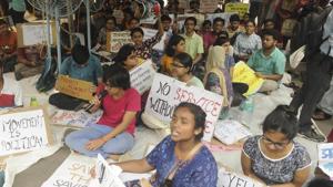 Doctors protest against an attack on their colleagues, at Nil Ratan Sircar Medical College and Hospital in Kolkata, India, on Saturday.(Samir Jana/HT Photo) Doctors protest against an attack on their colleagues, at Nil Ratan Sircar Medical College and Hospital in Kolkata, India, on Saturday.(Samir Jana/HT Photo)