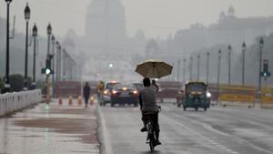 Light rain on Sunday morning helped bring down the day temperature to less than 40°C in the national capital, after a span of 21 days.(Arvind Yadav/HT PHOTO) Light rain on Sunday morning helped bring down the day temperature to less than 40°C in the national capital, after a span of 21 days.(Arvind Yadav/HT PHOTO)