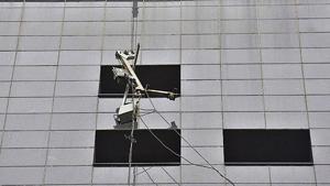 A metal platform attached to a hydraulic crane used for cleaning windows at Videocon Tower, Jhandewalan, broke killing two labourers.(SANCHIT KHANNA/HT PHOTO) A metal platform attached to a hydraulic crane used for cleaning windows at Videocon Tower, Jhandewalan, broke killing two labourers.(SANCHIT KHANNA/HT PHOTO)
