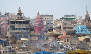 Long queues of bodies arriving for cremation are being witnessed at the two ghats since Saturday as there has been a manifold increase in the number of bodies arriving for last rites.(HT Photo) Long queues of bodies arriving for cremation are being witnessed at the two ghats since Saturday as there has been a manifold increase in the number of bodies arriving for last rites.(HT Photo)