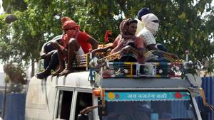 Commuters cover themselves to shield against the scorching sun, in Patna, Bihar, on Monday, June 17, 2019.(Parwaz Khan /HT PHOTO) Commuters cover themselves to shield against the scorching sun, in Patna, Bihar, on Monday, June 17, 2019.(Parwaz Khan /HT PHOTO)