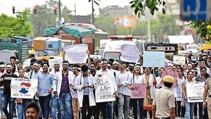 Doctors called off their three-day strike in support of agitating doctors from West Bengal on Monday.(Sanchit Khanna/HT PHOTO) Doctors called off their three-day strike in support of agitating doctors from West Bengal on Monday.(Sanchit Khanna/HT PHOTO)