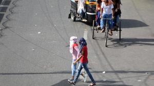 Commuters cover themselves to shield against the scorching sun, in Patna, Bihar, India, on Monday, June 17, 2019(Parwaz Khan /HT PHOTO) Commuters cover themselves to shield against the scorching sun, in Patna, Bihar, India, on Monday, June 17, 2019(Parwaz Khan /HT PHOTO)