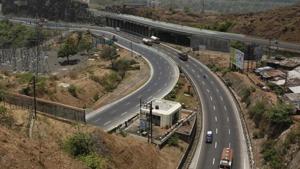 The Mumbai-Pune expressway is being improved at a cost of ₹6,695 crore, which is expected to reduce the travel time between the two cities by 25 minutes.(HT File Photo) The Mumbai-Pune expressway is being improved at a cost of ₹6,695 crore, which is expected to reduce the travel time between the two cities by 25 minutes.(HT File Photo)
