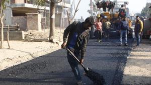 Asphalt roads last for three years, but roads with plastic are said to have a life of seven years. The waterproofing makes the roads ‘pothole-proof’ too(Yogendra Kumar/HT Photo/ Representive Image) Asphalt roads last for three years, but roads with plastic are said to have a life of seven years. The waterproofing makes the roads ‘pothole-proof’ too(Yogendra Kumar/HT Photo/ Representive Image)
