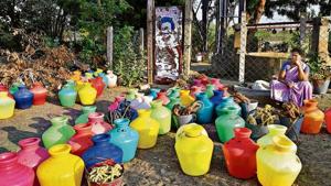 The AIADMK government refusing to accept Kerala’s generosity comes at a time when it is facing the opposition’s heat over its failure in handling the water crisis.(PTI PHOTO) The AIADMK government refusing to accept Kerala’s generosity comes at a time when it is facing the opposition’s heat over its failure in handling the water crisis.(PTI PHOTO)