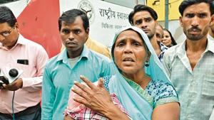 Relatives of the 4-day-old girl who died at a Bareilly hospital.(HT Photo) Relatives of the 4-day-old girl who died at a Bareilly hospital.(HT Photo)