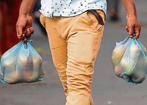 Mumbaiites continue to use banned plastic.(HT Photo) Mumbaiites continue to use banned plastic.(HT Photo)