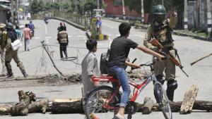 A paramilitary soldier diverts children from a barricade during restrictions in downtown Srinagar, Jammu and Kashmir. Image used for representational purpose only.((Photo by Waseem Andrabi / Hindustan Times)) A paramilitary soldier diverts children from a barricade during restrictions in downtown Srinagar, Jammu and Kashmir. Image used for representational purpose only.((Photo by Waseem Andrabi / Hindustan Times))