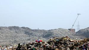 The Brihanmumbai Municipal Corporation (BMC) has decided to procure 27 walkie-talkie sets for its officials to tackle emergencies at Deonar dumping ground. (Kunal Patil/HT photo) The Brihanmumbai Municipal Corporation (BMC) has decided to procure 27 walkie-talkie sets for its officials to tackle emergencies at Deonar dumping ground. (Kunal Patil/HT photo)