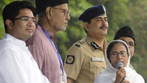 Mamata Banerjee gives nephew Abhishek benign responsibilities that don’t entail strictly measurable targets. .(Samir Jana/HT File Photo) Mamata Banerjee gives nephew Abhishek benign responsibilities that don’t entail strictly measurable targets. .(Samir Jana/HT File Photo)