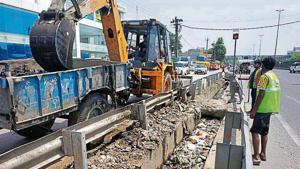 A government committee formed last year had observed that failure to desilt these drains had led to flooding at the junction.(HT Photo) A government committee formed last year had observed that failure to desilt these drains had led to flooding at the junction.(HT Photo)