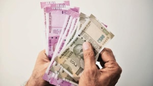 The duo allegedly engaged him in small talk and stole his money, which he had just withdrawn, replacing it with a bundle of paper.(HT Photo) The duo allegedly engaged him in small talk and stole his money, which he had just withdrawn, replacing it with a bundle of paper.(HT Photo)