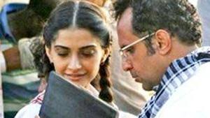 Sonam Kapoor as a young school girl on sets of Raanjhanaa with director Aanand L Rai.(Twitter)