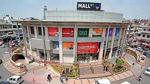 The revamp’s focal point is Bada Gol Chakkar (roundabout) at the centre of the market, on which stands Spark Mall underneath which is the north corporation’s fully-automated underground parking.(HT Photo) The revamp’s focal point is Bada Gol Chakkar (roundabout) at the centre of the market, on which stands Spark Mall underneath which is the north corporation’s fully-automated underground parking.(HT Photo)