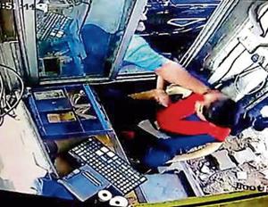 The police said the suspect claimed to be a local ‘dada’ (goon) and allegedly told the toll collector that he had, once, fired at the plaza when asked for tax.(HT Photo) The police said the suspect claimed to be a local ‘dada’ (goon) and allegedly told the toll collector that he had, once, fired at the plaza when asked for tax.(HT Photo)