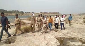 A Rajasthan Police team in the ravines of Chambal in an operation to nab dacoit Jagan Gurjar.(HT PHOTO) A Rajasthan Police team in the ravines of Chambal in an operation to nab dacoit Jagan Gurjar.(HT PHOTO)