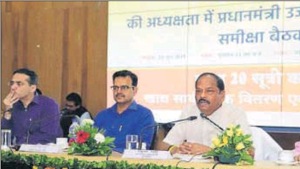 Chief minister Raghubar Das reviews the ‘Pradhamantri Ujjawala Yojna’ in Ranchi on Saturday. (HT Photo) Chief minister Raghubar Das reviews the ‘Pradhamantri Ujjawala Yojna’ in Ranchi on Saturday. (HT Photo)