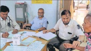 Doctors examine patients wearing black badges in protest against attack on Saturday. (HT Photo) Doctors examine patients wearing black badges in protest against attack on Saturday. (HT Photo)