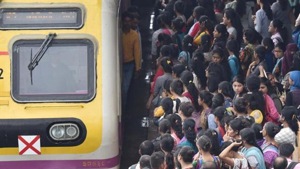 The associations said that railway authorities are not paying attention to the plea of commuters.(HT Photo) The associations said that railway authorities are not paying attention to the plea of commuters.(HT Photo)