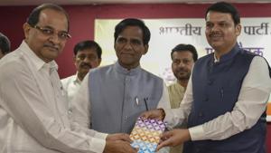 Maharashtra CM Devendra Fadnavis along with Maharashtra BJP president Raosaheb Danve felicitates Radhakrishna Vikhe Patil in Mumbai, on Saturday, June 22, 2019.(Kunal Patil/HT Photo) Maharashtra CM Devendra Fadnavis along with Maharashtra BJP president Raosaheb Danve felicitates Radhakrishna Vikhe Patil in Mumbai, on Saturday, June 22, 2019.(Kunal Patil/HT Photo)