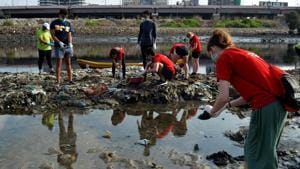 Volunteers collecting plastic from Mithi river at Mahim Causeway, in Mumbai, on Wednesday, 5 June, 2019.(Bhushan Koyande / HT Photo) Volunteers collecting plastic from Mithi river at Mahim Causeway, in Mumbai, on Wednesday, 5 June, 2019.(Bhushan Koyande / HT Photo)