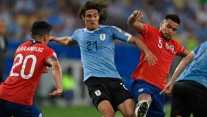 Uruguay's Edinson Cavani (C) is marked by Chile's Charles Aranguiz (L) and Paulo Diaz during their Copa America football tournament group match at Maracana Stadium in Rio de Janeiro, Brazil, on June 24, 2019. (Photo by Mauro PIMENTEL / AFP)(AFP) Uruguay's Edinson Cavani (C) is marked by Chile's Charles Aranguiz (L) and Paulo Diaz during their Copa America football tournament group match at Maracana Stadium in Rio de Janeiro, Brazil, on June 24, 2019. (Photo by Mauro PIMENTEL / AFP)(AFP)