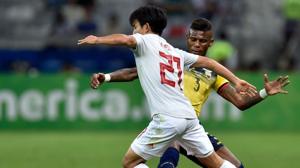 Japan's Takefusa Kubo and Ecuador's Robert Arboleda vie for the ball during their Copa America football tournament group match at the Mineirao Stadium in Belo Horizonte, Brazil, on June 24, 2019. (Photo by Douglas Magno / AFP)(AFP)