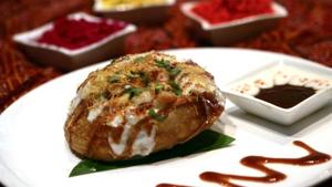 Located near Seema Talkies in Aligarh, Mukesh Kumar’s outlet selling kachoris sees brisk sale throughout the day.(Representative Image) Located near Seema Talkies in Aligarh, Mukesh Kumar’s outlet selling kachoris sees brisk sale throughout the day.(Representative Image)