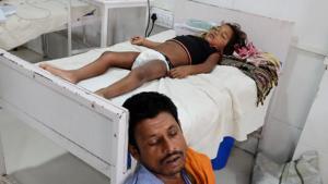 A man sleeps next to his daughter who is suffering from acute encephalitis syndrome at a hospital in Muzaffarpur, Bihar, June 20, 2019.(REUTERS) A man sleeps next to his daughter who is suffering from acute encephalitis syndrome at a hospital in Muzaffarpur, Bihar, June 20, 2019.(REUTERS)