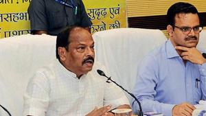 CM listens to complaints during Mukhyamantri Jan Samvad in Ranchi on Tuesday.(DIWAKAR PRASAD/ HT PHOTO) CM listens to complaints during Mukhyamantri Jan Samvad in Ranchi on Tuesday.(DIWAKAR PRASAD/ HT PHOTO)