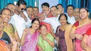 Patna mayor Sita Sahu celebrates after defeating no-confidence motion in Patna on Tuesday.(Santosh Kumar/HT Photo) Patna mayor Sita Sahu celebrates after defeating no-confidence motion in Patna on Tuesday.(Santosh Kumar/HT Photo)