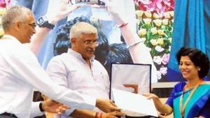 Union minister for Jal Shakti Gajendra Singh Shekhawat gives away the award to Jharkhand’s DWSD secretary Aradhana Patnaik in New Delhi on Monday.(HT Photo) Union minister for Jal Shakti Gajendra Singh Shekhawat gives away the award to Jharkhand’s DWSD secretary Aradhana Patnaik in New Delhi on Monday.(HT Photo)