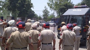The protest intensified when jail staff tried to disperse the inmates following which heavy police force was deployed. (Gurpreet Singh/ HT PHOTO) The protest intensified when jail staff tried to disperse the inmates following which heavy police force was deployed. (Gurpreet Singh/ HT PHOTO)