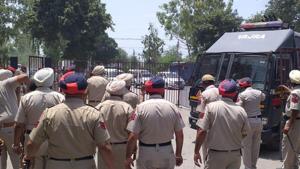 The protest intensified when jail staff tried to disperse the inmates following which heavy police force was deployed.(Gurpreet Singh/ HT PHOTO) The protest intensified when jail staff tried to disperse the inmates following which heavy police force was deployed.(Gurpreet Singh/ HT PHOTO)